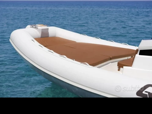 Pronajmout si Qmax 26 Juniorboat  v Vulcano