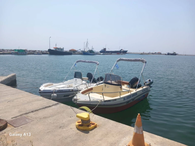 Pronajmout si Athrakiboats Macedonia 4.85 v Néa Moudhaniá