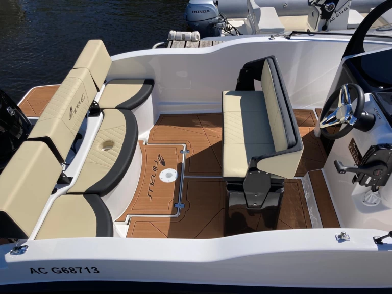 Pronajmout si Nireus 53 Escape v Sanguinet