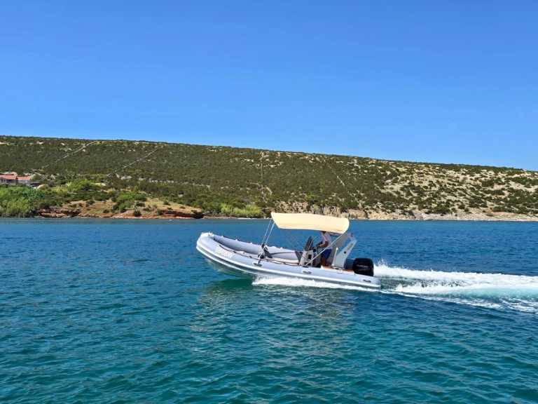 Polotuhá loď k pronájmu v Novalja za nejlepší cenu