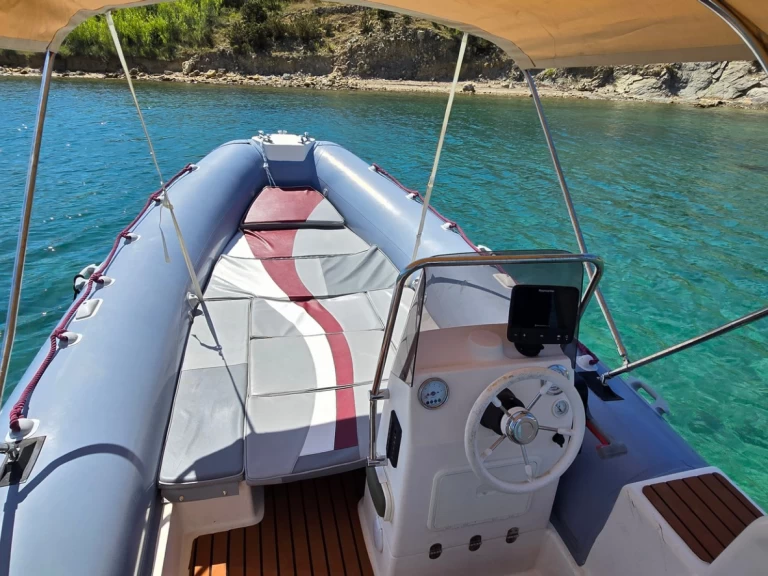 Pronajmout si Novomar NM630 v Novalja