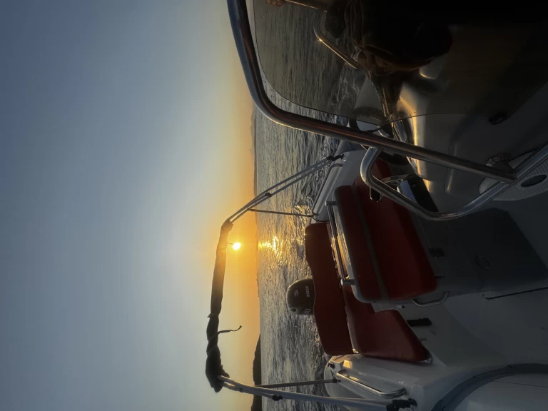 Polotuhá loď k pronájmu v Gapeau za nejlepší cenu