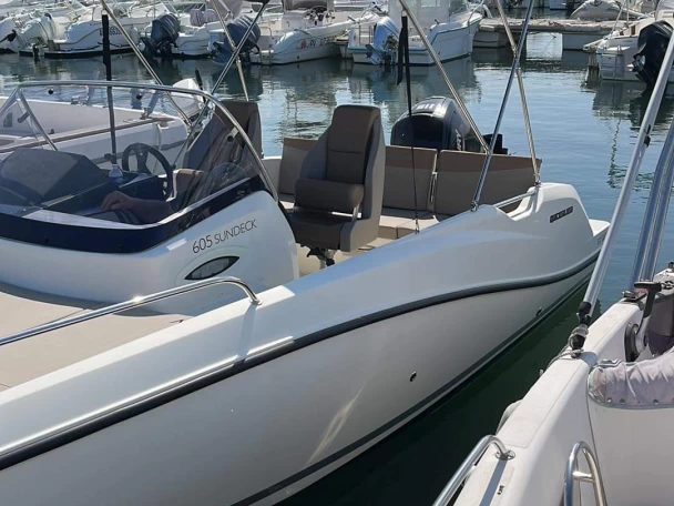 Quicksilver Activ 605 Sundeck jednotlivci a charterové společnosti v Argelès-sur-Mer