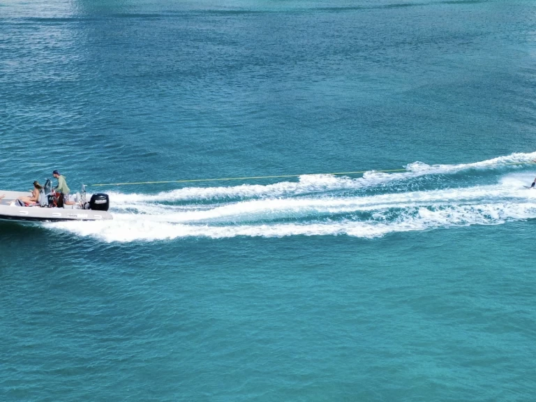 3D Tender Lux 550 jednotlivci a charterové společnosti v Svatý Martin