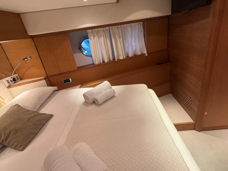 Pronájem Jachta Aicon s licencí