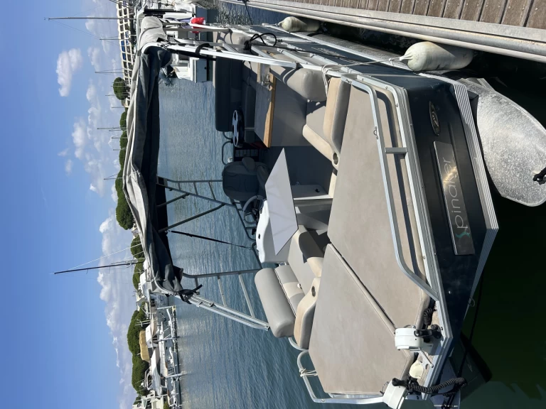 Motorová loď k pronájmu v Port-Camargue za nejlepší cenu