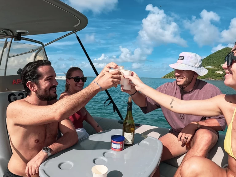 Polotuhá loď k pronájmu v Svatý Martin za nejlepší cenu