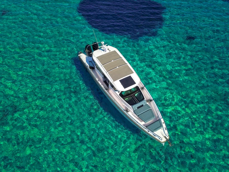 Pronájem lodi Piraeus lákavé ceny Axopar 37 XC Cross Cabin