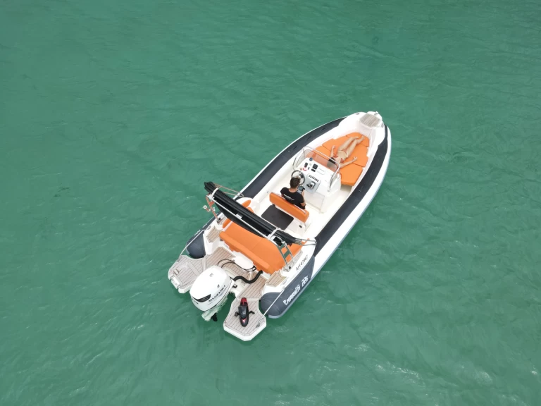 Polotuhá loď k pronájmu v Porto-Vecchio za nejlepší cenu