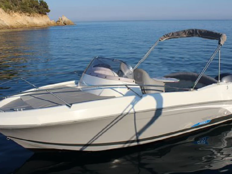 Pronajmout Motorová loď se skipperem či ne Bénéteau v Mandelieu-la-Napoule