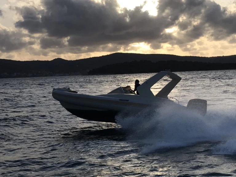 Pronájem Polotuhá loď Solemar s licencí