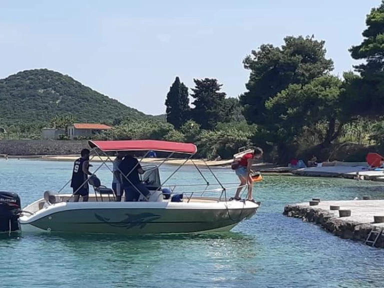 Fisher 20 DECK jednotlivci a charterové společnosti v Biograd Na Moru