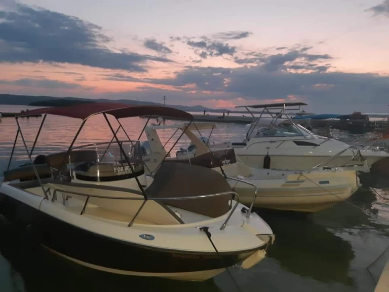 Pronájem lodi Biograd Na Moru lákavé ceny 20 DECK