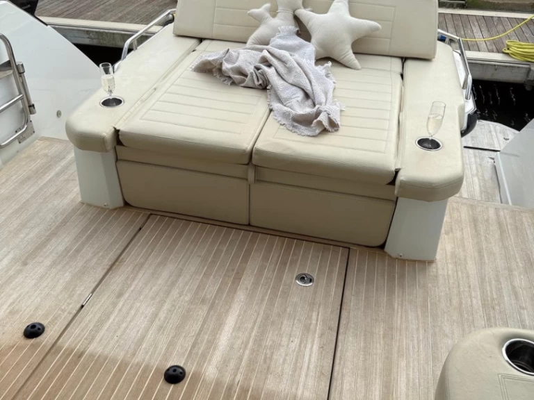 Pronajmout Motorová loď se skipperem či ne Bénéteau v Porto Badino