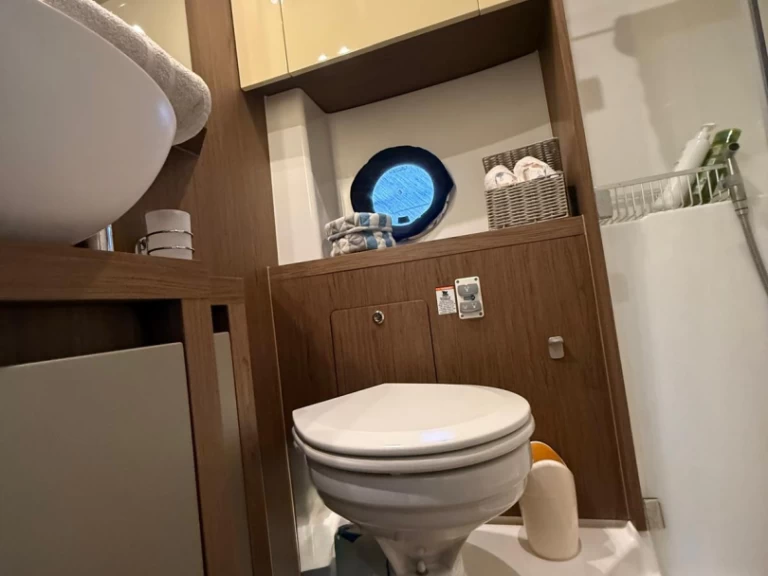 Pronájem Motorová loď Bénéteau s licencí