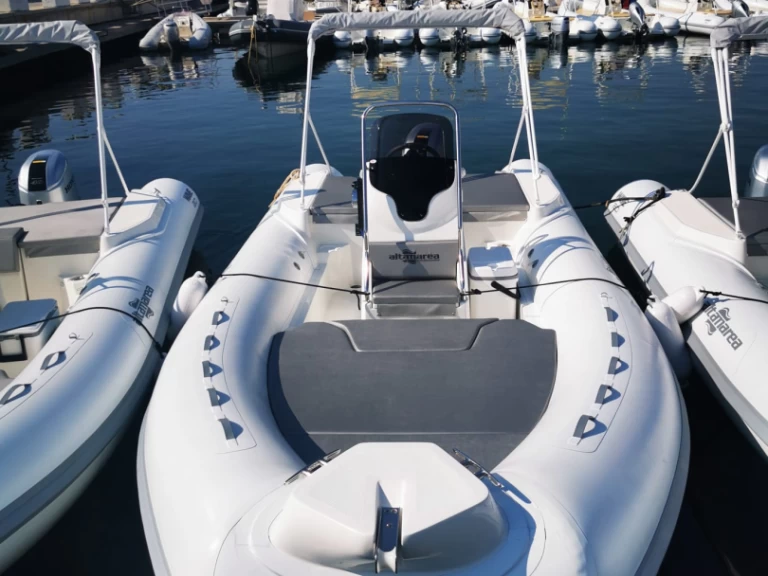 Altamarea Wave 20 jednotlivci a charterové společnosti v Palermo