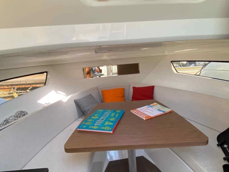 Pronájem Motorová loď Jeanneau s licencí