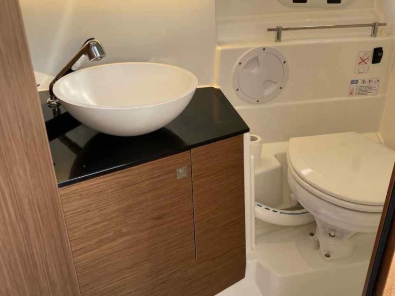 Motorová loď k pronájmu v Genova za nejlepší cenu