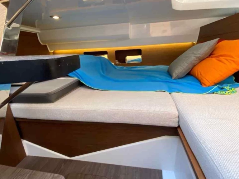 Jeanneau Cap Camarat 9.0 WA jednotlivci a charterové společnosti v Genova