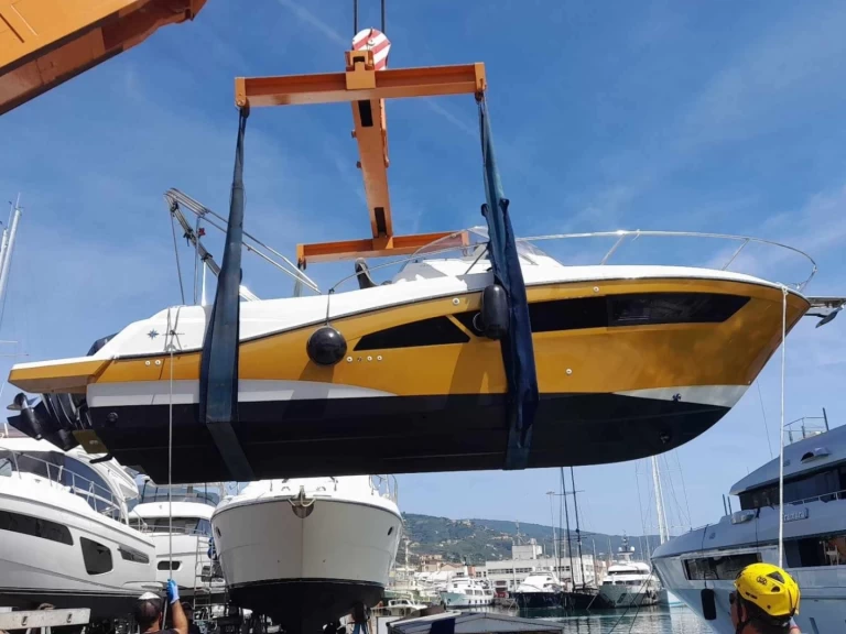 Pronajmout si Jeanneau Cap Camarat 9.0 WA v Genova