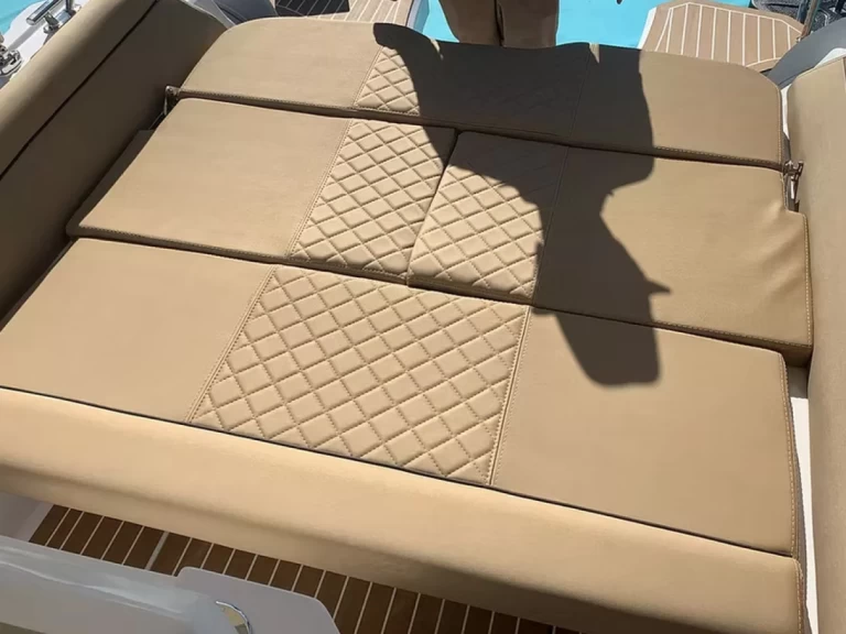 Polotuhá loď k pronájmu v Juan-les-Pins za nejlepší cenu