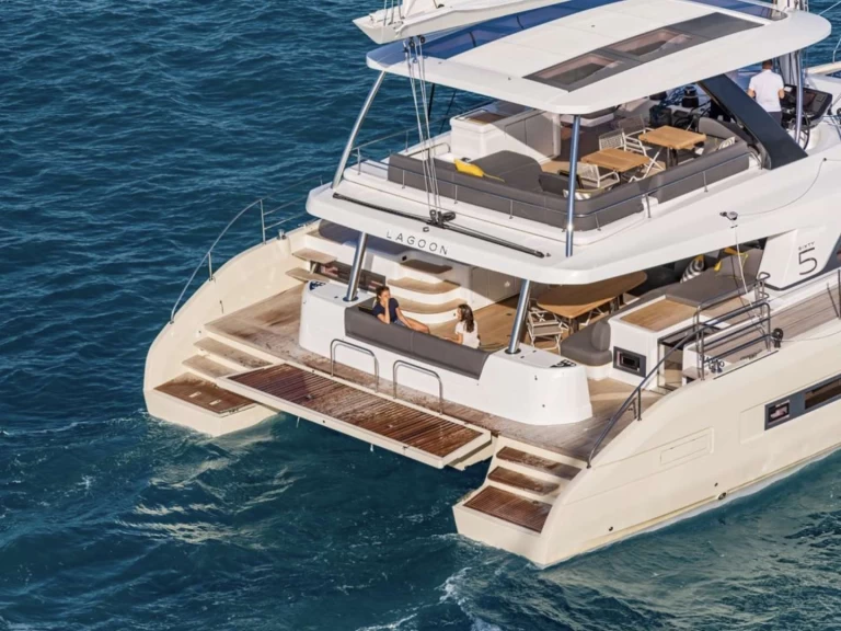 Pronájem lodi Lagoon Lady Ros&eacute; (Lagoon Sixty 5) v Svatý Vincent a Grenadiny na Samboatu