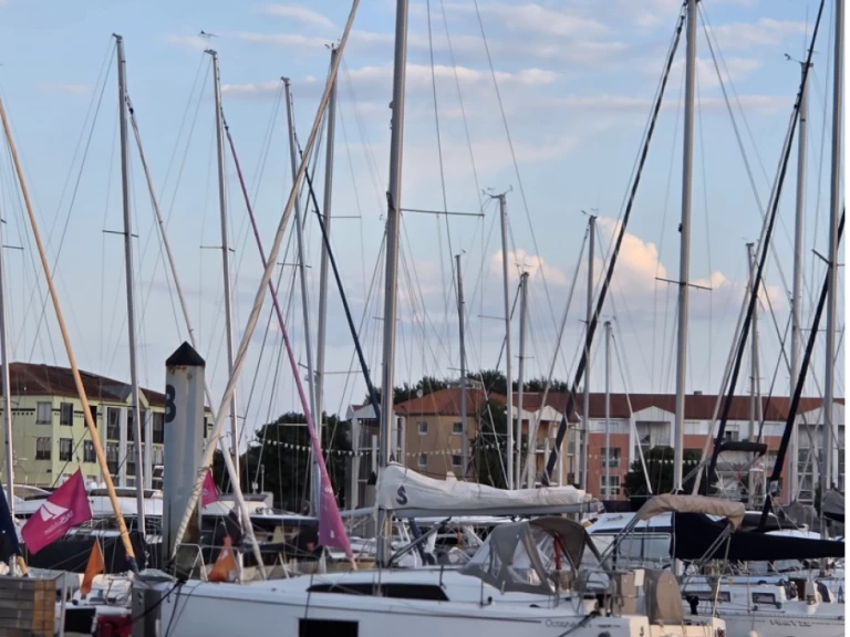 Bénéteau Oceanis 30.1 jednotlivci a charterové společnosti v Les Sables-d'Olonne