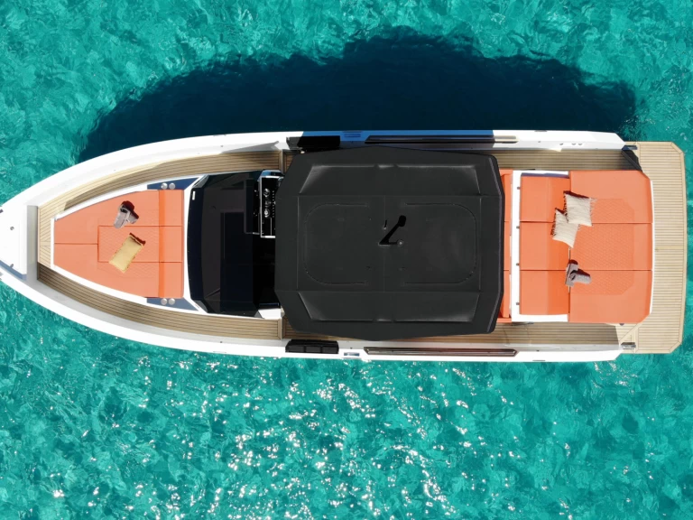 De Antonio d36 jednotlivci a charterové společnosti v Ibiza Town