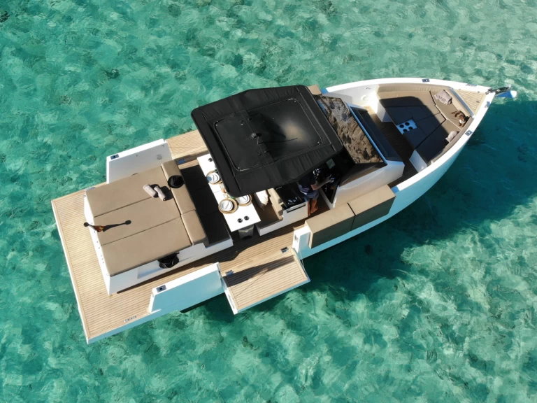 Pronájem Motorová loď De Antonio s licencí