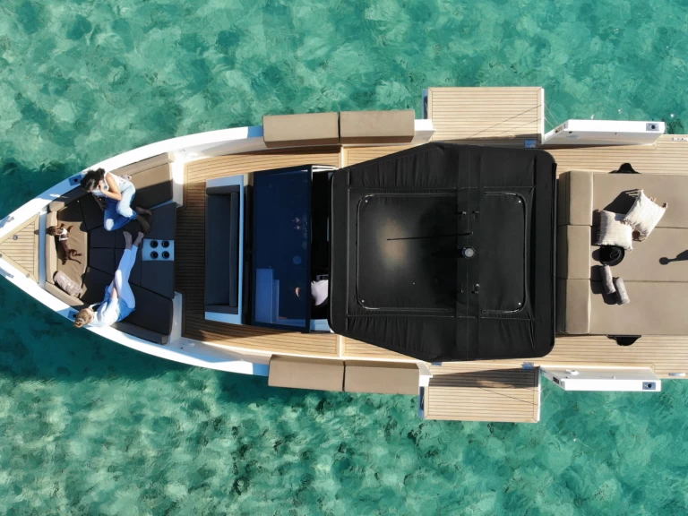 De Antonio D34 jednotlivci a charterové společnosti v Ibiza Town