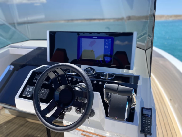 De Antonio d36 jednotlivci a charterové společnosti v Ibiza Town