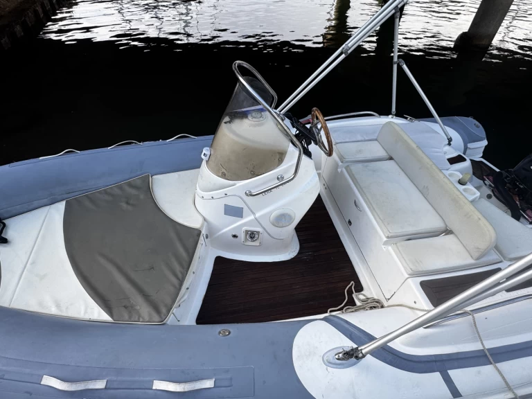 Pronajmout Polotuhá loď se skipperem či ne Joker Boat v Hyeres