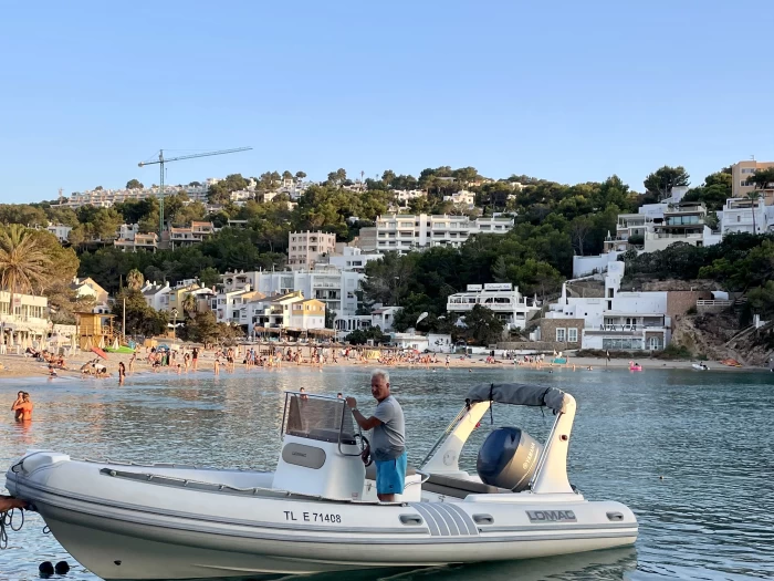 Polotuhá loď k pronájmu v Ibiza Town za nejlepší cenu