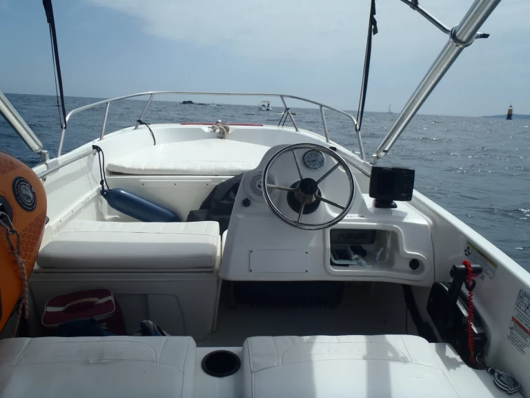 Pronajmout si Boston Whaler Boston Whaler 170 super sport v Sainte-Maxime