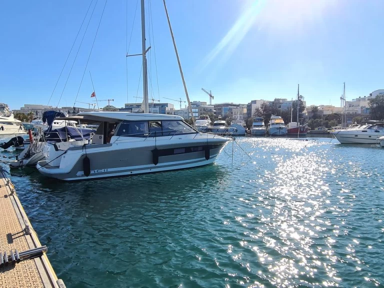 Pronajmout Motorová loď se skipperem či ne Jeanneau v Gżira