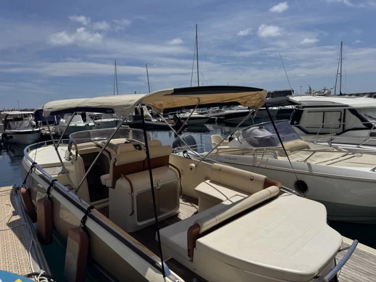 Invictus  Invictus 280 TT jednotlivci a charterové společnosti v Roquebrune-Cap-Martin