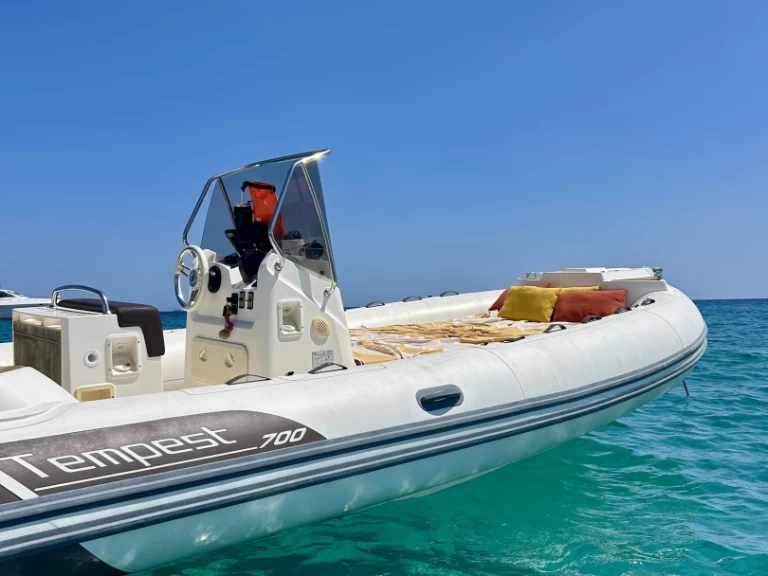 Capelli Tempest 700 jednotlivci a charterové společnosti v Port Cogolin