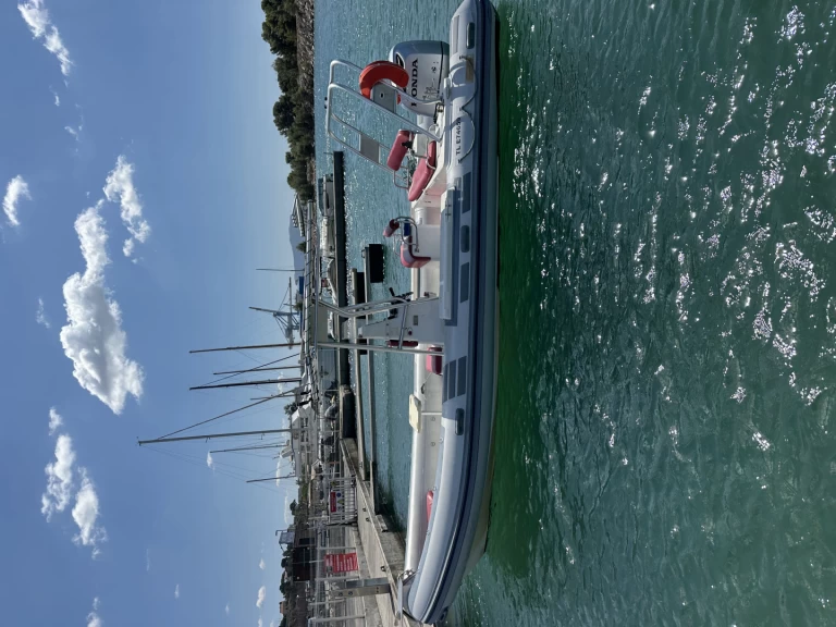 Polotuhá loď k pronájmu v Marseille za nejlepší cenu