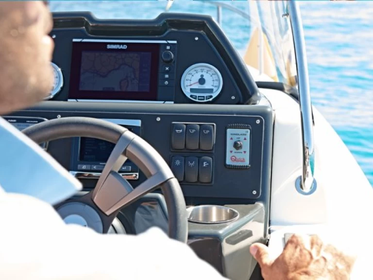 Pronájem Motorová loď Quicksilver s licencí