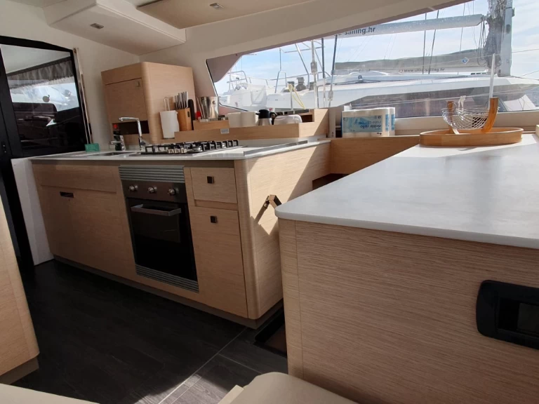 Fountaine Pajot Aura 51 jednotlivci a charterové společnosti v Donji Seget