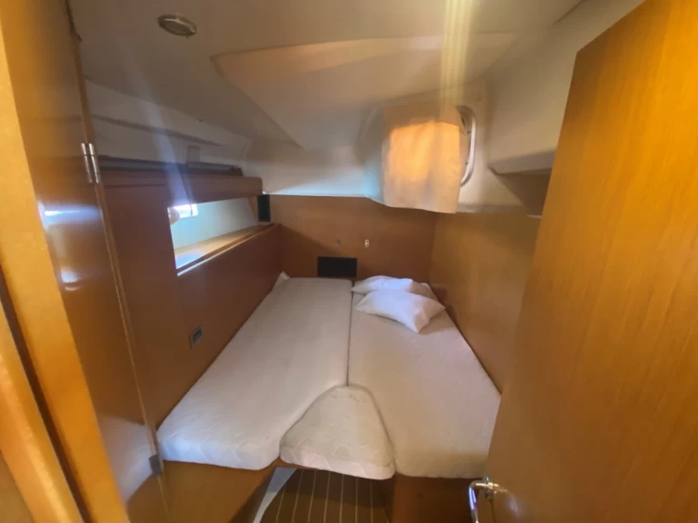 Pronajmout Plachetnice se skipperem či ne Jeanneau v Lefkáda