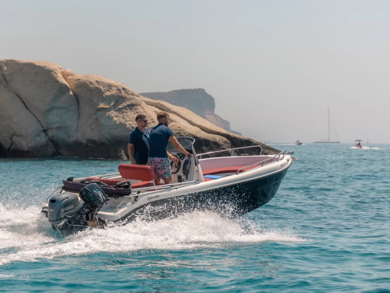 Motorová loď k pronájmu v Agía Kiriakí za nejlepší cenu