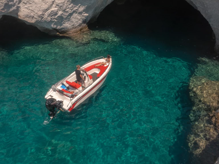 Poseidon BLU WATER 185 jednotlivci a charterové společnosti v Mílos