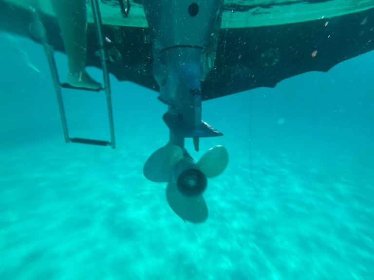 Polotuhá loď k pronájmu v Mandelieu-la-Napoule za nejlepší cenu