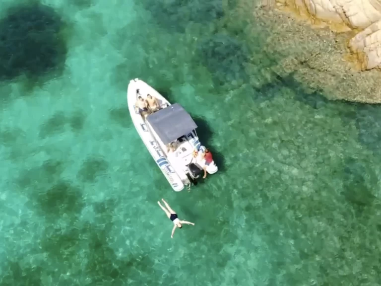 Polotuhá loď k pronájmu v Palau za nejlepší cenu