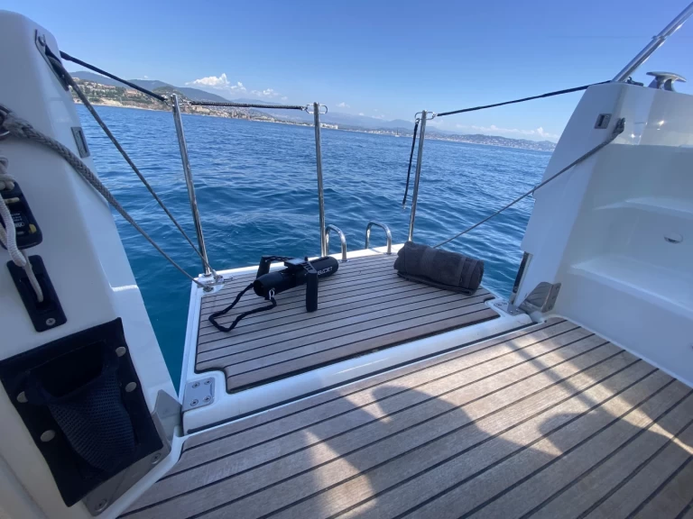 Pronájem Motorová loď Jeanneau s licencí