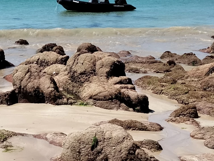 Pronajmout Polotuhá loď se skipperem či ne Bombard v Vannes