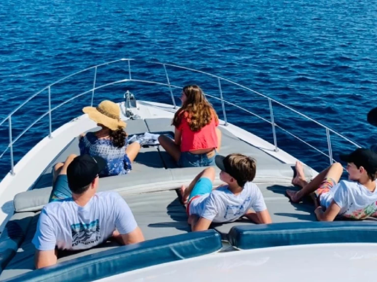 Pronajmout si Sea Ray Sea Ray 400 Sedan Bridge v Svět