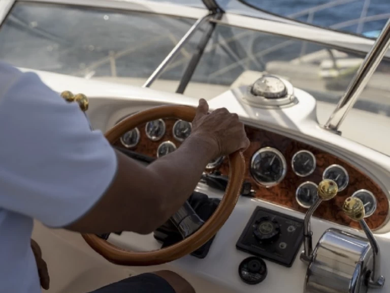 Pronájem lodi Svět lákavé ceny Sea Ray 400 Sedan Bridge