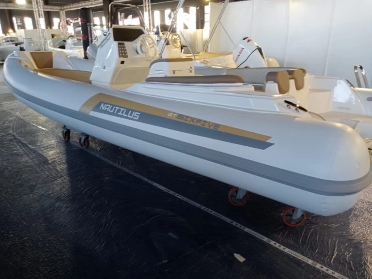 Polotuhá loď k pronájmu v Villaggio San Teodoro za nejlepší cenu